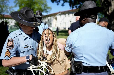 عکس| تصاویری از برخورد وحشتناک پلیس آمریکا با دختران دانشجو