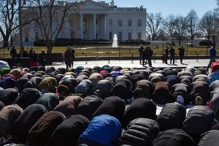 فیلم| کاخ سفید مسجد شد/ صف شلوغ نماز جماعت در واشنگتن