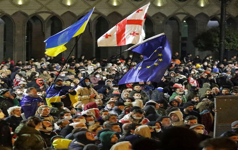 صف آرایی شرق و غرب در خیابان های تفلیس و ایروان