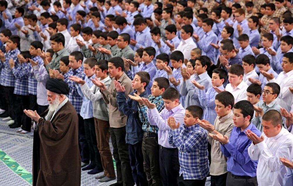 چرا به سمت قبله نماز میخوانیم؟ + دلائل علمی