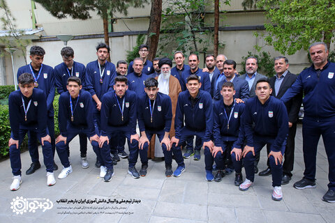 عکس| عکس صمیمانه رهبر انقلاب با قهرمانان تیم ملی والیبال دانش‌آموزی
