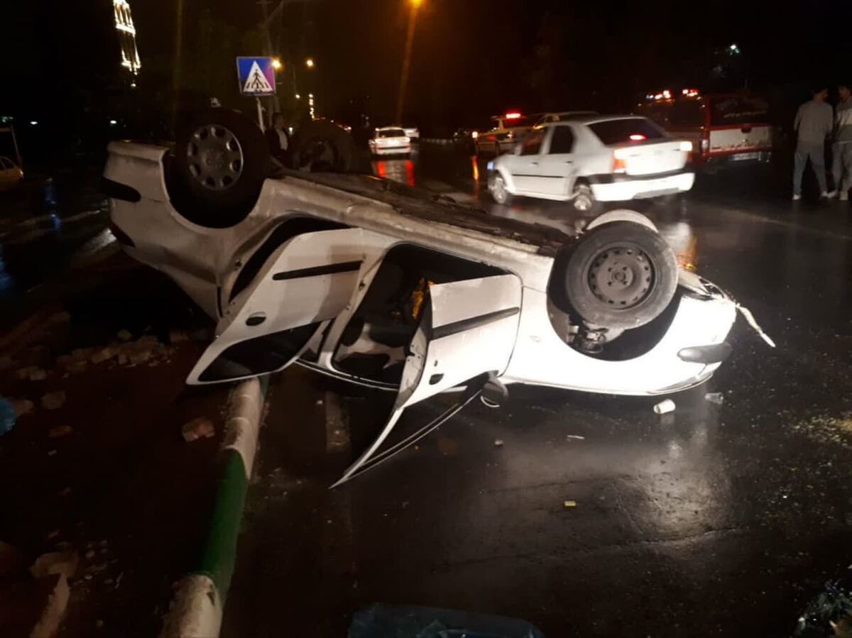 نجات دو محبوس حادثه واژگونی پژو ۲۰۶ در مشهد