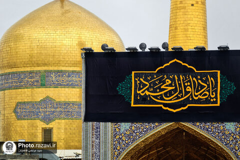 حرم امام رضا (ع) در سوگ شهادت امام صادق (ع) سیاهپوش شد