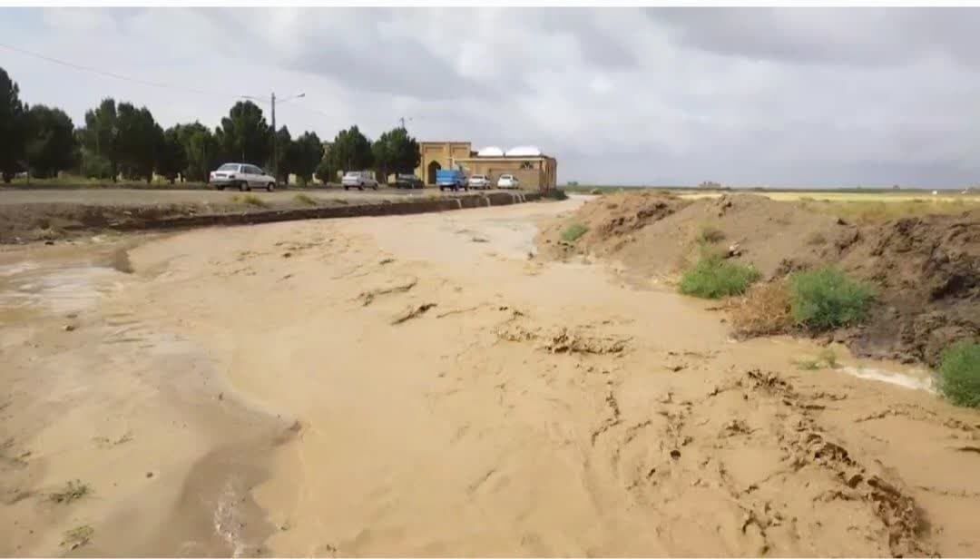 جاری شدن سیل در بیش از ۴۰ نقطه در بستر رودخانه‌های شهرستان بردسکن