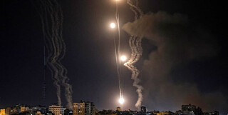 فیلم| لحظه هولناک اصابت موشک‌های اسرائیلی در پخش زنده تیک‌تاک
