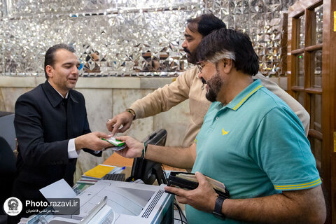 ناذران از راه دور و نزدیک در تأمین نیازهای حرم مطهر رضوی شریکاند