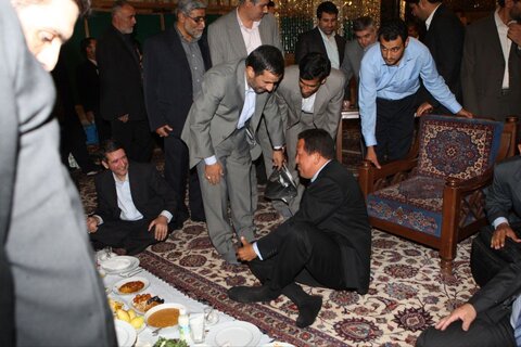 عکس| تصاویری جالب از زرشک‌پلو خوردن هوگو چاوز با احمدی‌نژاد در مشهد