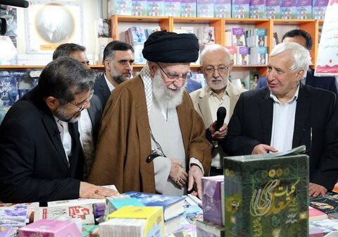 روایتی از حضور چند ساعته رهبر معظم انقلاب از سی و پنجمین نمایشگاه کتاب تهران
