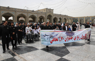 تشرف جمعی از جانبازان ۷۰ درصد آسایشگاه امام خمینی(ره) مشهد به حرم مطهر رضوی