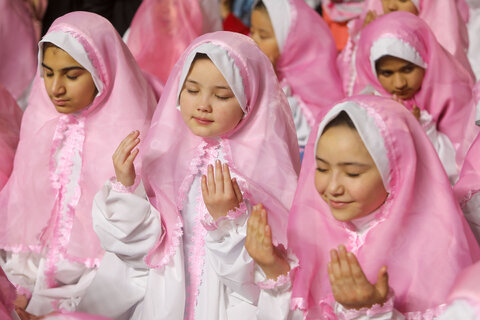 فرشتگان زمینی در حرم مطهر رضوی تاج بندگی به سر گذاشتند / «جشن تکلیف دختران جهان اسلام» با حضور ۵۰۰ دختر نوجوان غیرایرانی