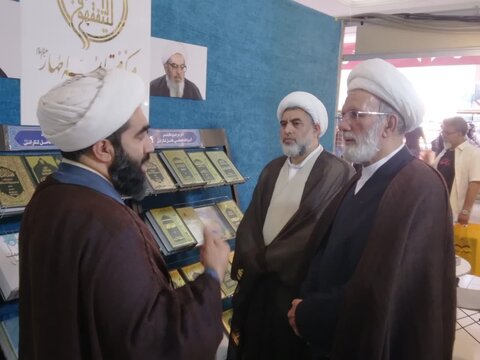 استقبال فراوان پژوهشگران و جوانان از آثار و میز گفتوگوی مرکز فقهی ائمه اطهار(ع)
