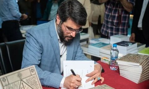 عکس| تصاویر جدید میثم مطیعی در مراسم امضای کتابش برای طرفداران