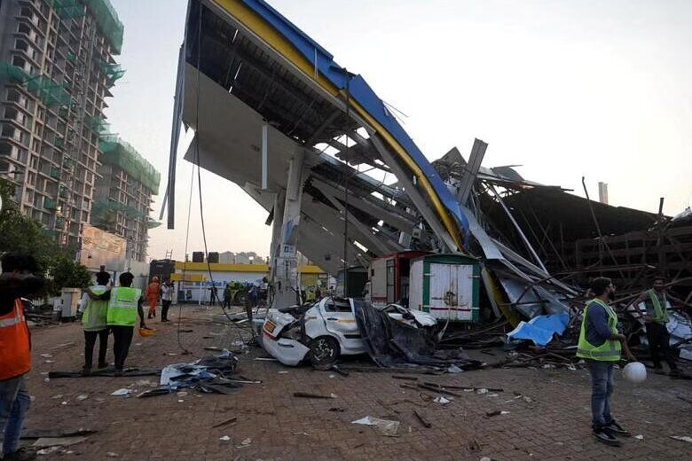 ۱۴ نفر بر اثر سقوط بیلبورد در هند کشته شدند