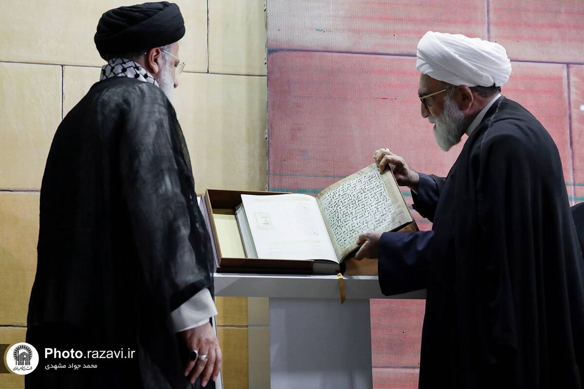 اهدای نسخه نفیس چاپ شده مصحف ۱۴۰۰ ساله مشهد رضوی به رئیس جمهور