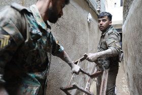 کمک رسانی تیم‌های بلیات ارتش در مناطق سیل‌زده مشهد