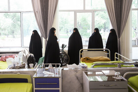 حضور خدام حرم مطهر رضوی در آسایشگاه جانبازان