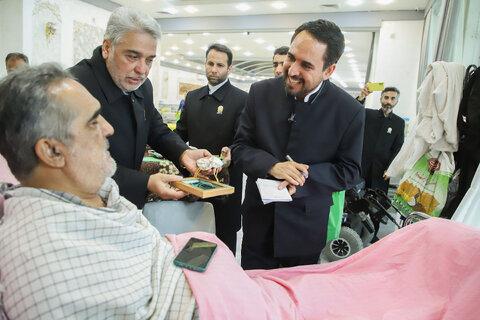 حضور خدام حرم مطهر رضوی در آسایشگاه جانبازان