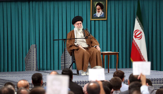 رهبر معظم انقلاب: همه برای سلامتی رئیس‌جمهور محترم و همراهانش دعا کنند/ ملت ایران نگران و دلواپس نباشند