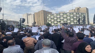 ازدحام مردم تهران در میدان ولیعصر در سوگ رئیس جمهور شهید