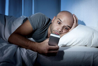 چگونه عادت استفاده از تلفن‌همراه را قبل از خواب کنار بگذاریم؟