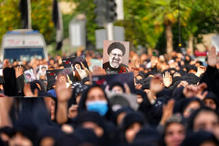 روزنامه آمریکایی: جمعیت کثیری از مردم برای تشییع رئیسی به خیابان‌های تهران آمدند