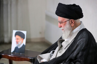 رهبر معظم انقلاب اسلامی در منزل شهید رئیسی حضور یافتند