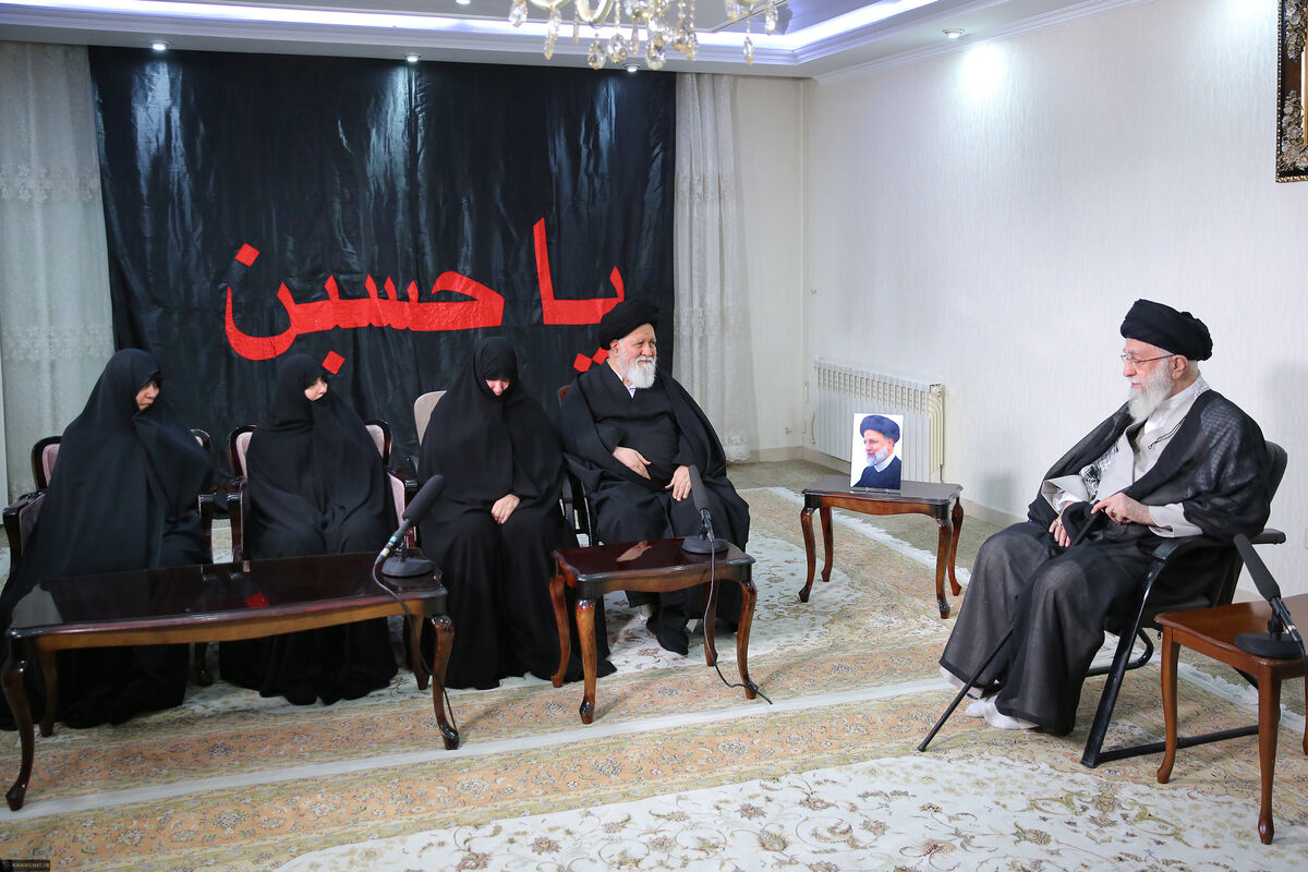رهبر معظم انقلاب اسلامی در منزل شهید رئیسی حضور یافتند