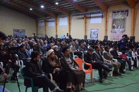 باید دین خود را به شهدای خدمت ادا کنیم