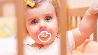 نگرانی والدین در خصوص تاثیر  پستانک و سر شیشه شیر بر دندان های نوزادان