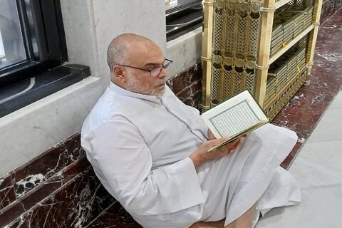 خلوت عاشقانه زائران با قرآن در سعی صفا و مروه + عکس