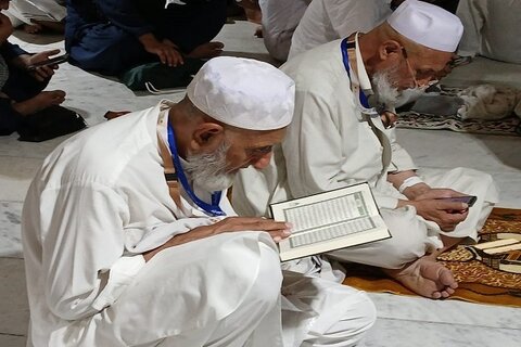 خلوت عاشقانه زائران با قرآن در سعی صفا و مروه + عکس