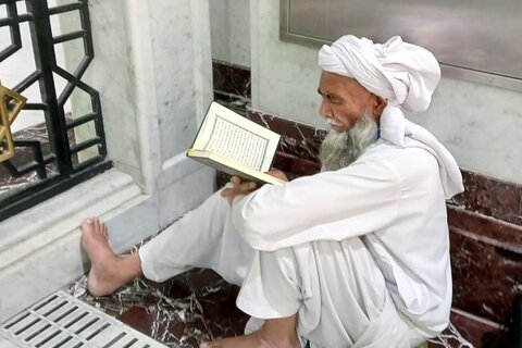 خلوت عاشقانه زائران با قرآن در سعی صفا و مروه + عکس