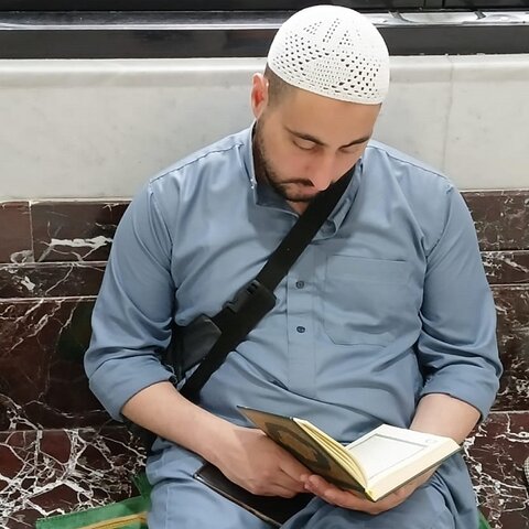 خلوت عاشقانه زائران با قرآن در سعی صفا و مروه + عکس