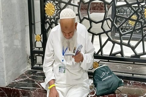 خلوت عاشقانه زائران با قرآن در سعی صفا و مروه + عکس