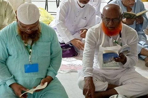 خلوت عاشقانه زائران با قرآن در سعی صفا و مروه + عکس