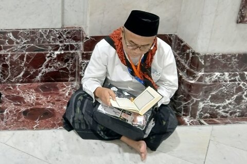 خلوت عاشقانه زائران با قرآن در سعی صفا و مروه + عکس