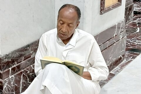 خلوت عاشقانه زائران با قرآن در سعی صفا و مروه + عکس