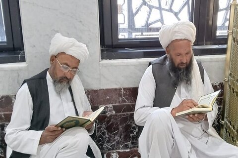 خلوت عاشقانه زائران با قرآن در سعی صفا و مروه + عکس