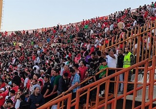 حواشی قبل بازی پرسپولیس و شمس آذر؛ استقبال از بیرانوند با لیزر و سرود قهرمانی هواداران پرسپولیس