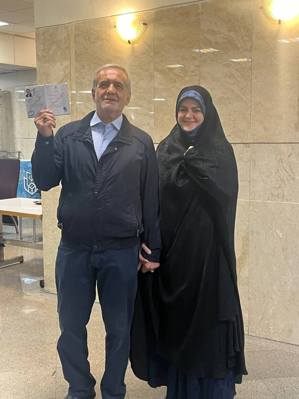 عکس| نامزد انتخابات با دخترش به وزارت کشور آمد