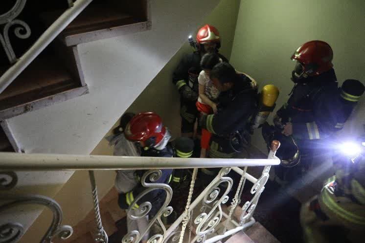 نجات ۷ شهروند از حریق منزل مسکونی در خیابان هاشمی نژاد