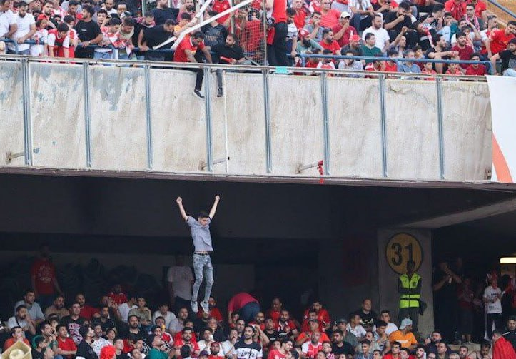 عکس| سقوط آزاد یک هوادار پرسپولیس در استادیوم آزادی