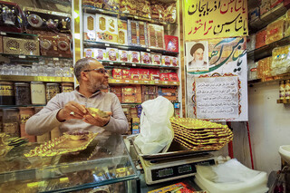 به یاد امام رضا علیه‌السلام / عاشق که باشی در هرجا نشانی از یار را همراه خود داری، حتی در محل کسب و کارت...