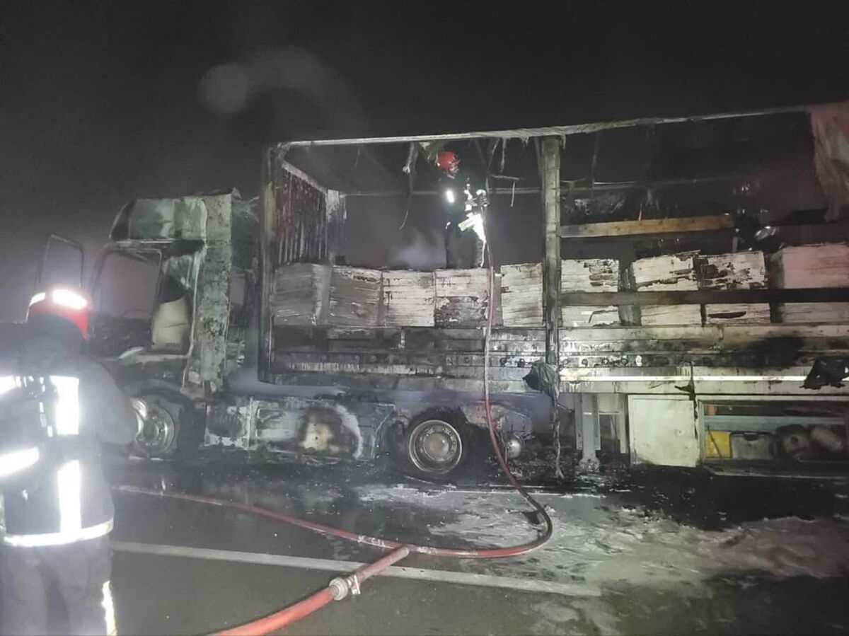 آتش سوزی تریلی در کمربند سبز مشهد مهار شد