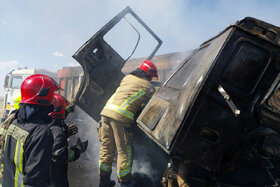 تلاش بی‌وقفه ۷۰ آتش‌نشان برای جلوگیری از انفجار تریلی‌ها در کمربند سبز مشهد