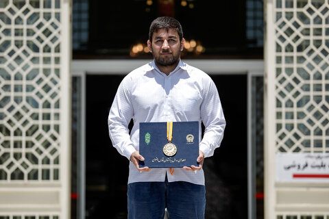 جای مدالم اینجاست / امیر یاری، آزادکار جوان ایرانی مدال طلای آسیایی‌اش را تقدیم آستان قدس رضوی کرد