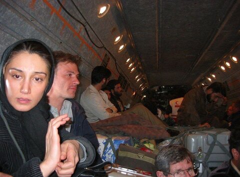 عکس| تصاویری دیده نشده از هدیه تهرانی درحال کمک رسانی به زلزله‌زدگان بم