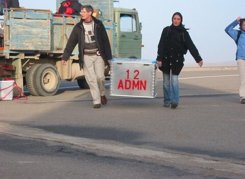 عکس| تصاویری دیده نشده از هدیه تهرانی درحال کمک رسانی به زلزلهزدگان بم
