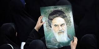 نورانیت ذات حق در وصیت‌نامه الهی امام خمینی (ره)