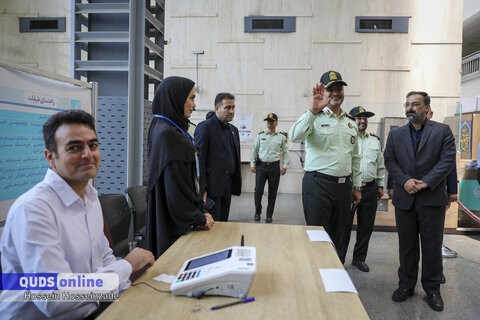 گزارش تصویری  Iحضور سردار نگهبان در شعبه اخذ رأی روزنامه قدس